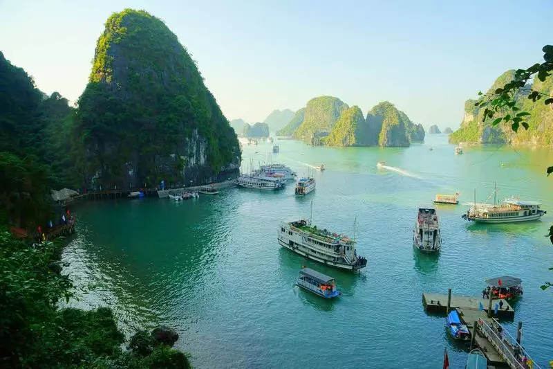 attractions/vietnam/halong-bay-criuse/getting-acquainted-with-vietnams-halong-cruise-ships_800_533.jpg